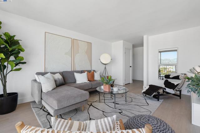 1 Kelton Ct, Oakland CA: https://media.crmls.org/mediaz/5f43d77c-c422-4e5d-9654-a56b29850c37.jpg