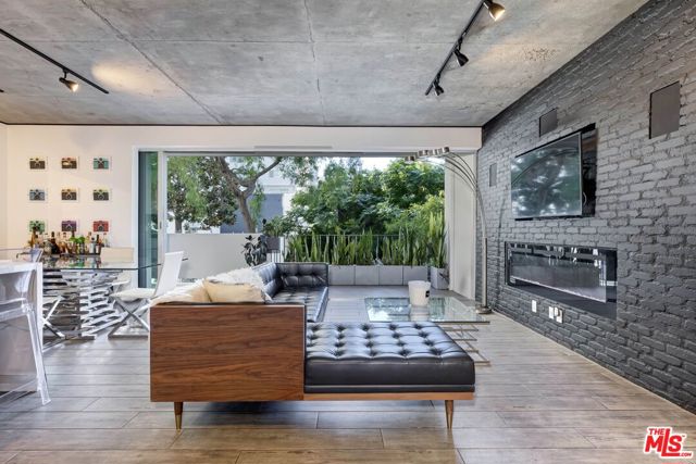 818 N Doheny Drive, West Hollywood CA: https://media.crmls.org/mediaz/5f440cac-22fe-4864-9efe-05c3ecf009e6.jpg