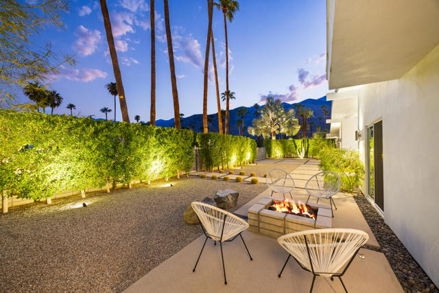 1160 E Marion Way, Palm Springs CA: https://media.crmls.org/mediaz/5f450139-ddc6-4f20-a58b-bfb878c6ee7f.jpg