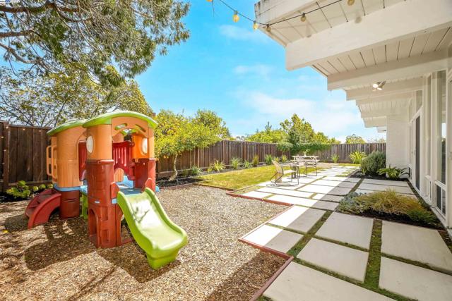 5893 Highwood Rd, Castro Valley CA: https://media.crmls.org/mediaz/5f456e73-da2c-4f01-ab37-f4d18bb453aa.jpg
