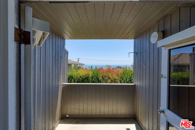 253 Fairview Street, Laguna Beach CA: https://media.crmls.org/mediaz/5f46bd6a-9f56-4450-b402-26d9de7a8468.jpg