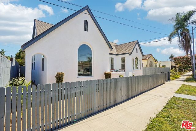 4438 W 28th Street, Los Angeles CA: https://media.crmls.org/mediaz/5f480be4-0d67-40bb-8539-53dffa86865b.jpg