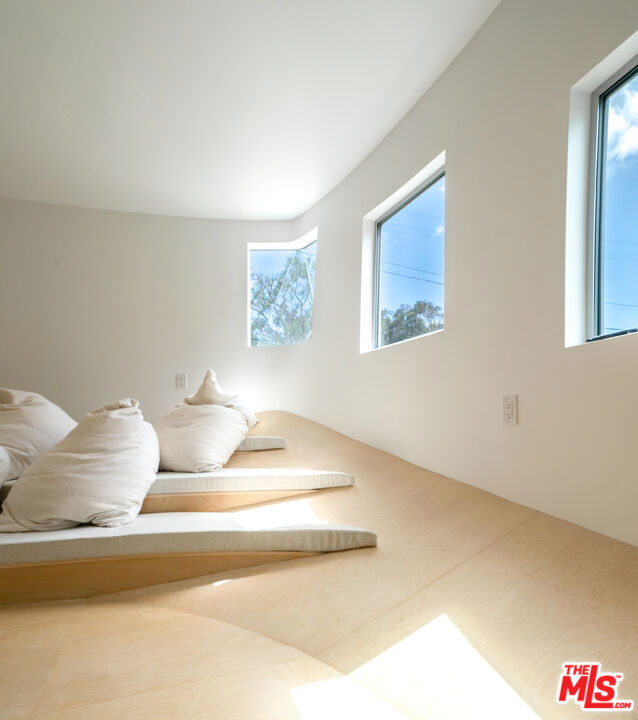 211 Entrada Drive, Santa Monica CA: https://media.crmls.org/mediaz/5f488204-674c-40e4-80fc-c55917084559.jpg
