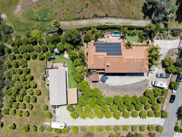 1379 Sunny Heights Road, Fallbrook CA: https://media.crmls.org/mediaz/5f491343-35ad-43ec-bc3a-730350fecad9.jpg