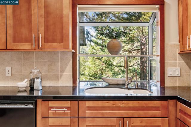 1149 Camino Vallecito, Lafayette CA: https://media.crmls.org/mediaz/5f4a8b07-1f6d-4c89-98a8-ea000819db68.jpg