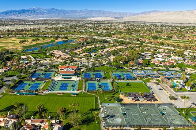 261 Loch Lomond Road, Rancho Mirage CA: https://media.crmls.org/mediaz/5f4b35c6-f2eb-452c-a921-90fc56f90c00.jpg