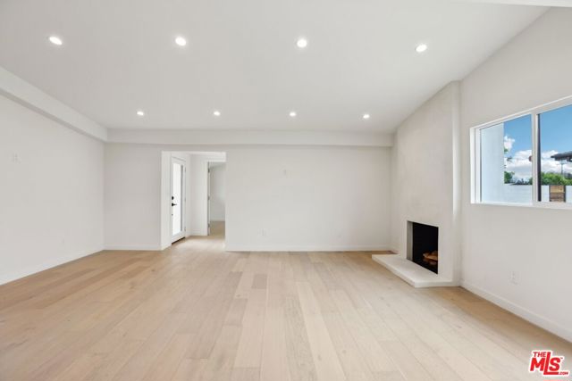 6731 Delco Avenue, Winnetka CA: https://media.crmls.org/mediaz/5f4c2331-02c5-4539-80e1-d826c131a2e8.jpg