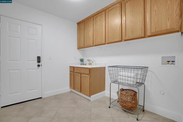 2856 Gardenside Ct, Brentwood CA: https://media.crmls.org/mediaz/5f4c478a-f2d1-4b4e-bf30-355a18909ff0.jpg