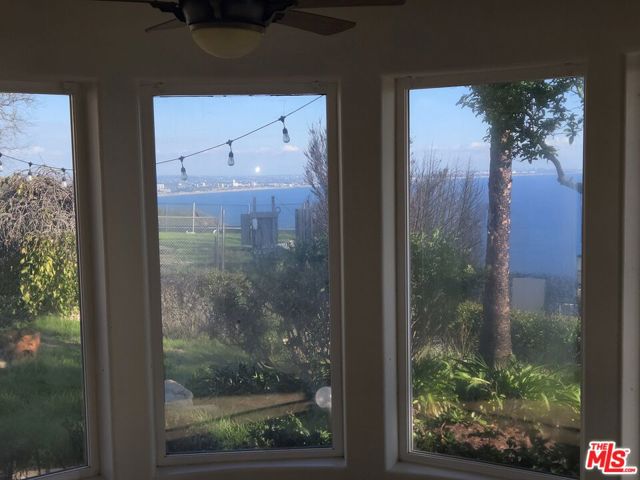 20776 Big Rock Drive, Malibu CA: https://media.crmls.org/mediaz/5f4c5500-8843-49a0-8f85-4e98b59e5dbb.jpg