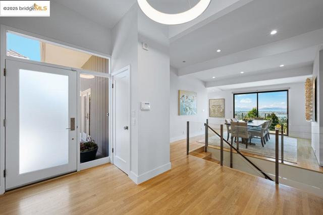 310 Pacific Ave, Piedmont CA: https://media.crmls.org/mediaz/5f4ce99a-f45e-4763-ba21-f6b131a855f9.jpg