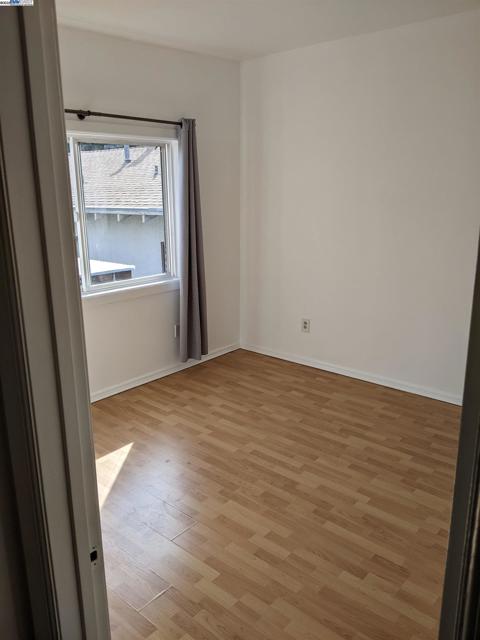 2622 Kingsland Ave, Oakland CA: https://media.crmls.org/mediaz/5f4d3756-21f7-4237-b396-929daf7bf013.jpg