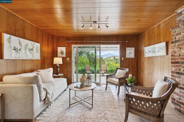 1810 Meadow Lane, Walnut Creek CA: https://media.crmls.org/mediaz/5f4d9795-fe0d-48df-99a7-b32188937166.jpg
