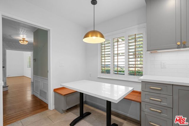 2427 Benedict Canyon Drive, Beverly Hills CA: https://media.crmls.org/mediaz/5f4e2e10-e825-4aeb-9d17-5c6d32adde08.jpg