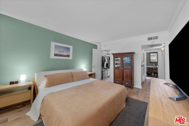 927 N Kings Road, West Hollywood CA: https://media.crmls.org/mediaz/5f4e6826-e9b7-4dc3-b15d-bf5fd7e4f0d0.jpg