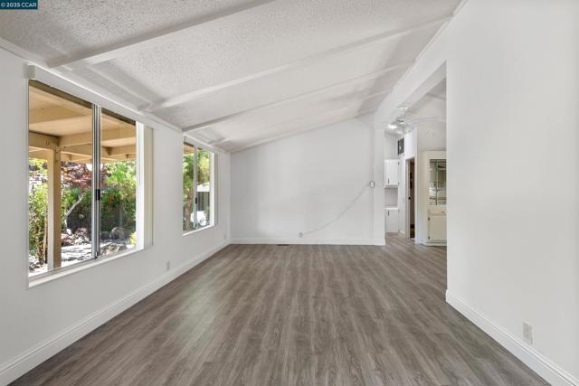 1201 Monument Blvd, Concord CA: https://media.crmls.org/mediaz/5f4e7bc7-3c9b-4c55-a578-49f5e607486f.jpg