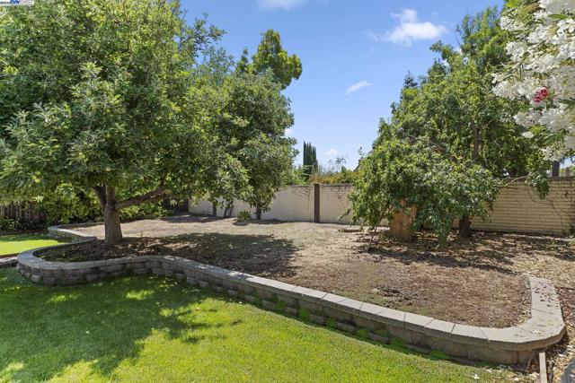 1927 Foxswallow Cir, Pleasanton CA: https://media.crmls.org/mediaz/5f4f8684-4524-4f2d-a345-d46828ab04c6.jpg