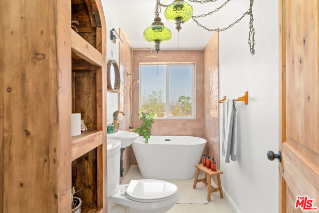 2724 Stonehill Avenue, Joshua Tree CA: https://media.crmls.org/mediaz/5f4f8c96-14b3-45ae-ad9e-5cc188ce6a55.jpg