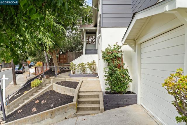 466 Clark St, Crockett CA: https://media.crmls.org/mediaz/5f50538f-b842-4673-8f40-f0e16f94a4c8.jpg