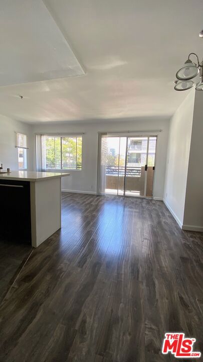 701 S Kingsley Drive, Los Angeles CA: https://media.crmls.org/mediaz/5f50cb7c-e59f-44bc-a6d3-5abb7343530a.jpg