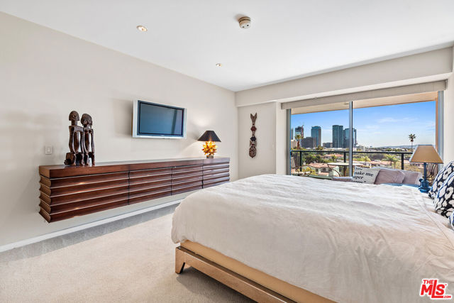 10490 Wilshire Boulevard, Los Angeles CA: https://media.crmls.org/mediaz/5f517ef1-e4aa-4f45-a1d5-3af61681882e.jpg