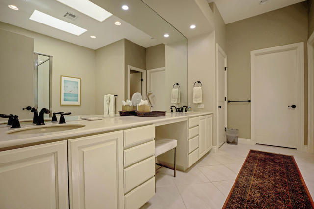 425 Desert Holly Drive, Palm Desert CA: https://media.crmls.org/mediaz/5f51eaf0-f0a6-49e0-b826-5bebc9db7df0.jpg