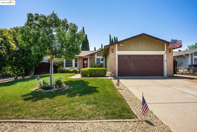 53 Zinfandel Ct, Oakley CA: https://media.crmls.org/mediaz/5f52e16b-7864-467a-ba85-1d89721ad737.jpg