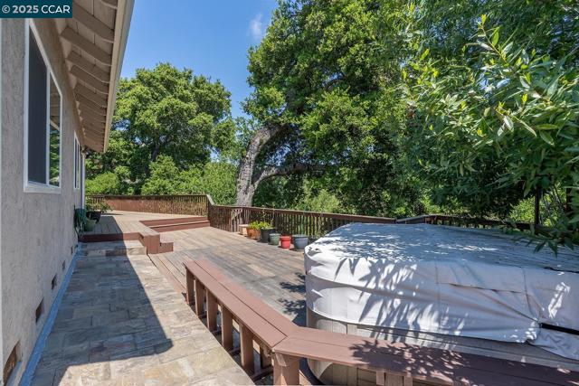 6082 Slopeview Ct, Castro Valley CA: https://media.crmls.org/mediaz/5f530c5c-a4e9-4c9c-a8a0-cb80da1e7174.jpg