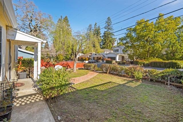 2066 Sterling Avenue, Menlo Park CA: https://media.crmls.org/mediaz/5f5503e4-2867-4893-b0dc-1c9c9654b9e6.jpg