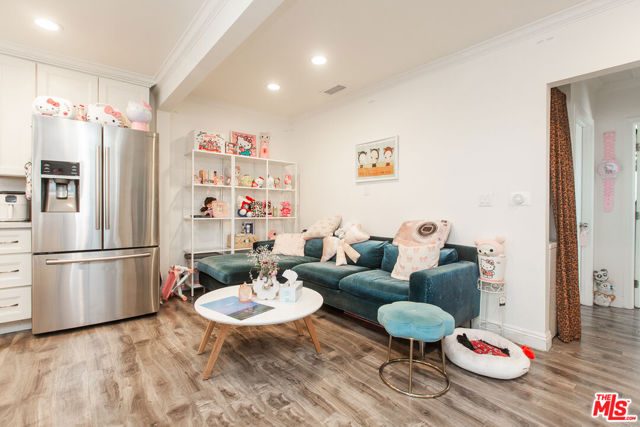 4504 Maplewood Avenue, Los Angeles CA: https://media.crmls.org/mediaz/5f5518e7-a4b1-416a-ad93-45162aad729e.jpg