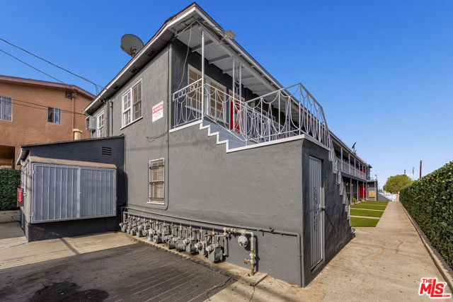 1430 Chestnut Avenue, Long Beach CA: https://media.crmls.org/mediaz/5f55db9d-50d5-45d1-99e7-c58d3774d40d.jpg