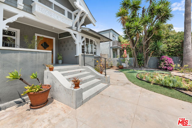 45 Breeze Avenue, Venice CA: https://media.crmls.org/mediaz/5f562f13-9f81-4e53-899a-ed06378cdfa4.jpg
