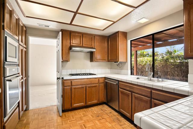 3970 Santa Nella Pl, San Diego CA: https://media.crmls.org/mediaz/5f56b191-6a0f-4daf-b87b-c0423851de63.jpg