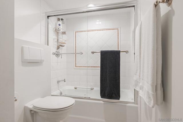 939 Coast Blvd. 5G, La Jolla CA: https://media.crmls.org/mediaz/5f5783fa-939b-4b88-a872-a9a45daf53ee.jpg