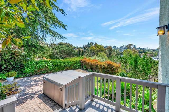 1211 W Muirlands Dr, La Jolla CA: https://media.crmls.org/mediaz/5f583dd8-15a2-40d5-9de4-6f89cef17fd1.jpg