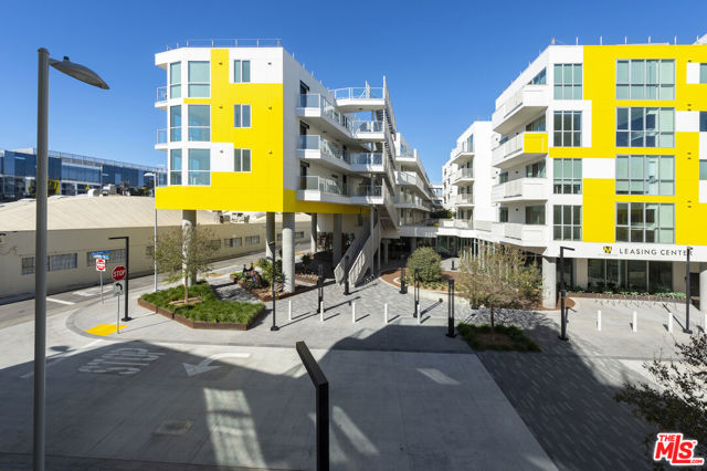 2929 pennsylvania Avenue, Santa Monica CA: https://media.crmls.org/mediaz/5f59556c-6dff-4ecb-b4fd-cabb6d3ad9af.jpg