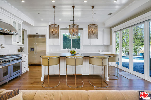 19633 Wells Drive, Tarzana CA: https://media.crmls.org/mediaz/5f598185-c69b-4c3b-8095-09629316613f.jpg