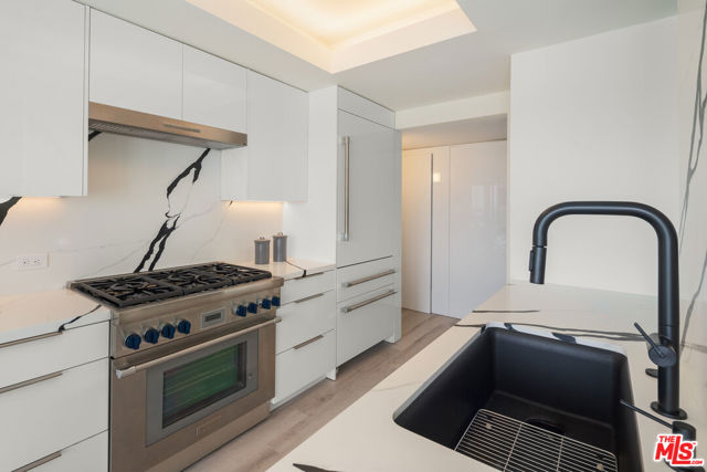13600 Marina Pointe Drive, Marina del Rey CA: https://media.crmls.org/mediaz/5f59afb6-f5bd-4eb8-b449-c661210af0f1.jpg