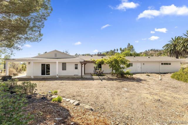 38795 Harris Truck Trail, Fallbrook CA: https://media.crmls.org/mediaz/5f5a22fc-8a12-4590-9b9f-0d71fccf0813.jpg