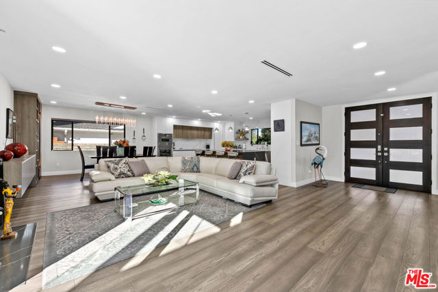 18912 Pasadero Drive, Tarzana CA: https://media.crmls.org/mediaz/5f5a4ea6-e42f-434c-9975-8496aa6569dc.jpg