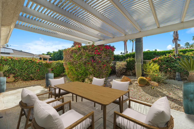 2 Vistara Drive, Rancho Mirage CA: https://media.crmls.org/mediaz/5f5ac451-53c9-4d10-a59d-465b0d917a6f.jpg