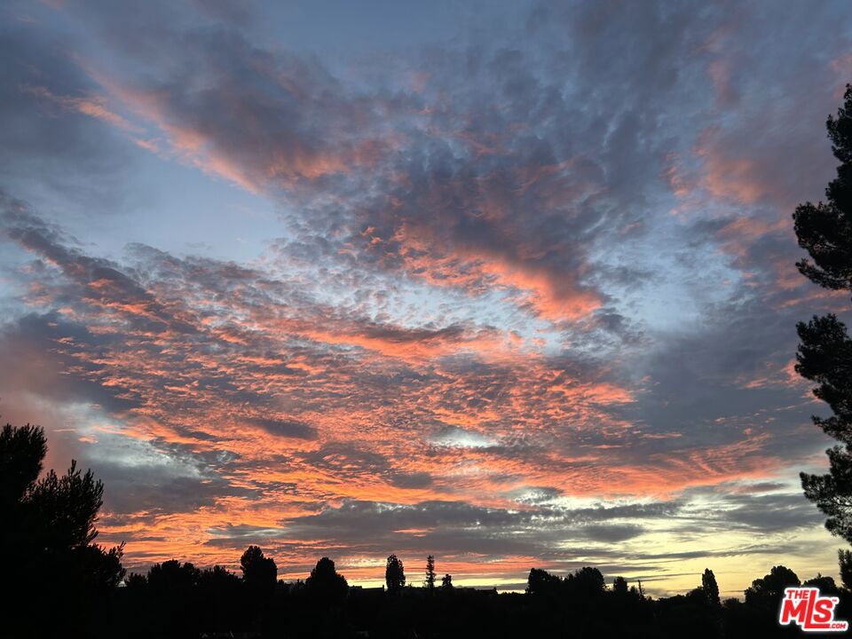 https://media.crmls.org/mediaz/5f5af39c-d949-4d5b-9dc8-2a5c54e9fdc4.jpg?preset=X-Large