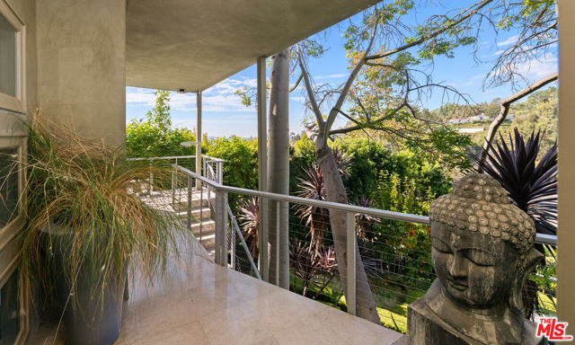 1415 Summitridge Drive, Beverly Hills CA: https://media.crmls.org/mediaz/5f5b25a4-a500-4647-9504-4ad1dc5292fa.jpg