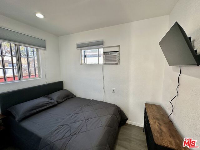 523 1/2 W 56th Street, Los Angeles CA: https://media.crmls.org/mediaz/5f5dc547-803c-4e6a-b6ac-6401ffca9237.jpg