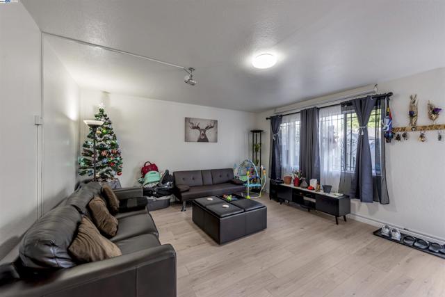 107 Catron Dr, Oakland CA: https://media.crmls.org/mediaz/5f5ecb7f-e59c-4353-a1ee-88bba5098e6a.jpg