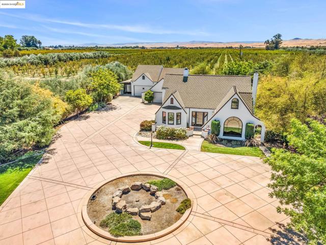 11081 BRENTWOOD BLVD., Brentwood CA: https://media.crmls.org/mediaz/5f5f0a5e-20a2-4528-bb6a-3ea6da72d987.jpg