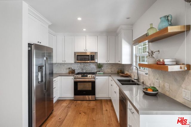 3627 Veteran Avenue, Los Angeles CA: https://media.crmls.org/mediaz/5f5f2745-a15c-4519-b336-b37f903372c5.jpg