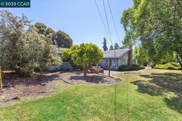 19358 Lake Chabot Rd, Castro Valley CA: https://media.crmls.org/mediaz/5f5f33d0-61c7-4e9b-b9cd-76840fec7ca5.jpg