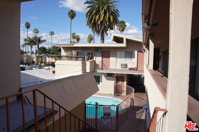 18444 Collins Street, Tarzana CA: https://media.crmls.org/mediaz/5f5fe4b1-4ce6-4b76-aaa0-0477d8260ed7.jpg