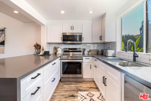 28374 Rey De Copas Lane, Malibu CA: https://media.crmls.org/mediaz/5f600b14-35ec-4174-9c96-06a56f692c14.jpg
