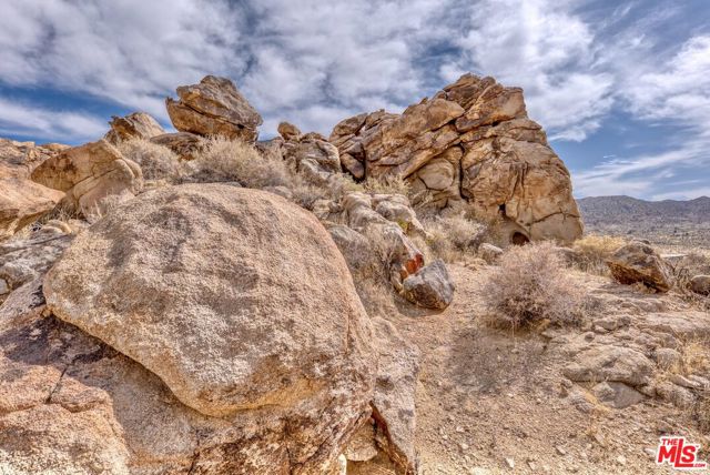 63131 Rocking Chair Road, Joshua Tree CA: https://media.crmls.org/mediaz/5f615eaf-18a8-480a-ac0d-efadc2b12642.jpg